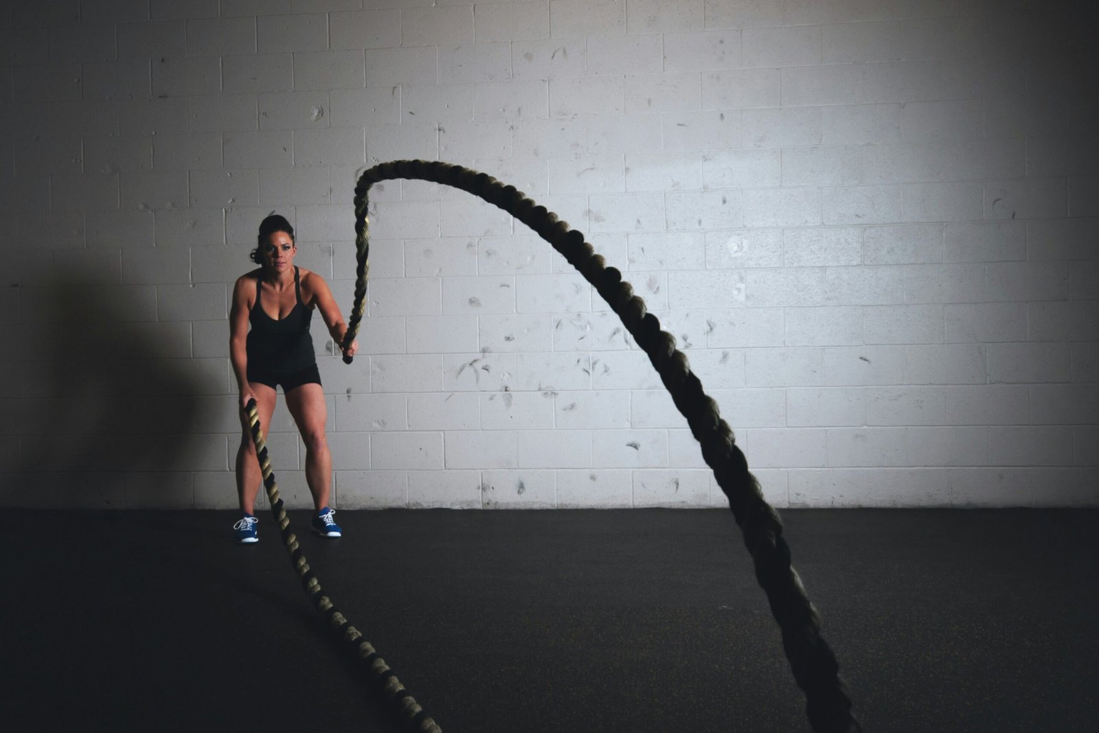 woman holding brown ropes. Transparent Labs Bulk Pre-Workout